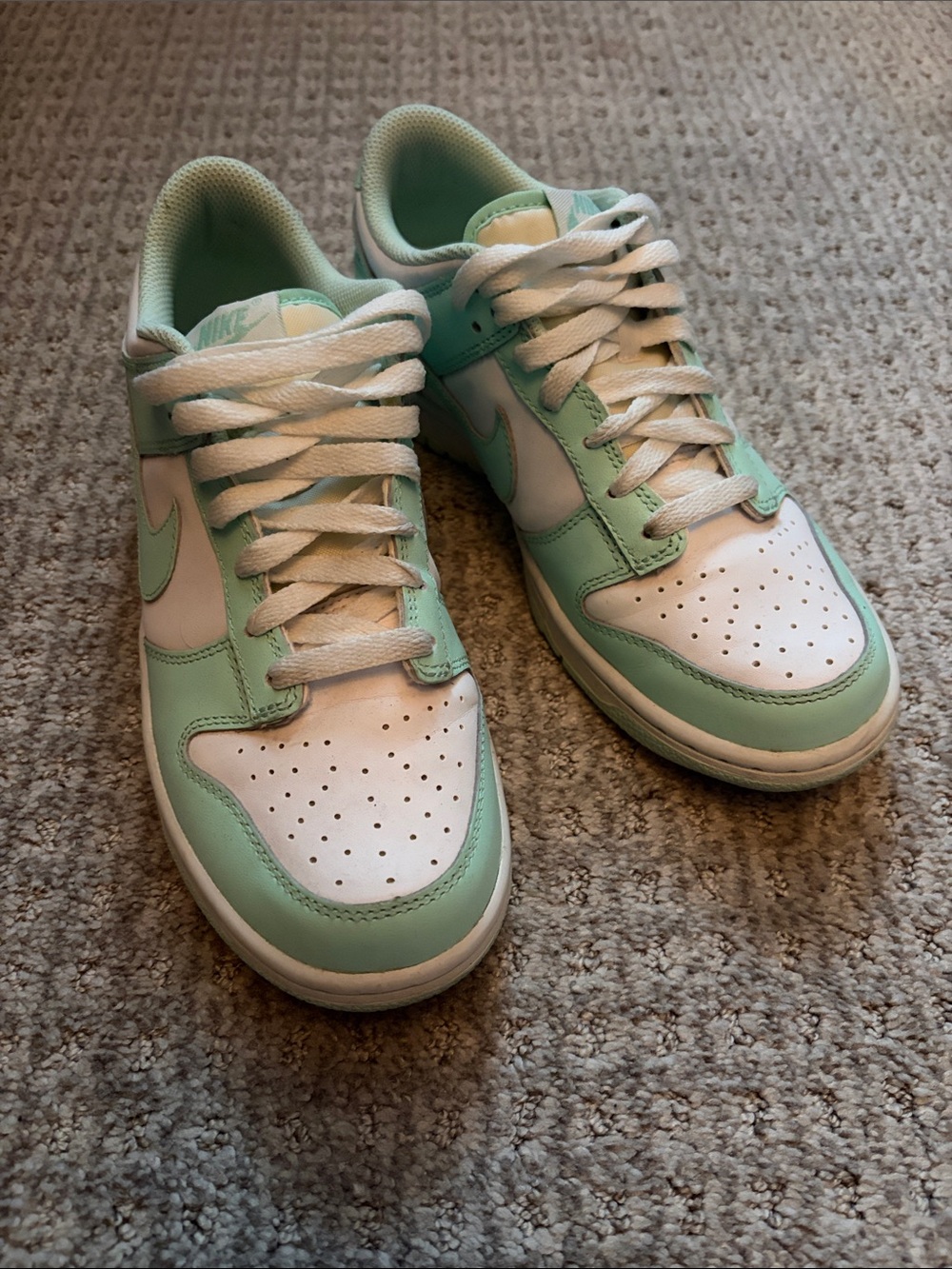 Nike Kids Low-Top Sneakers in Mint and White size Youth 6.5 - great condition